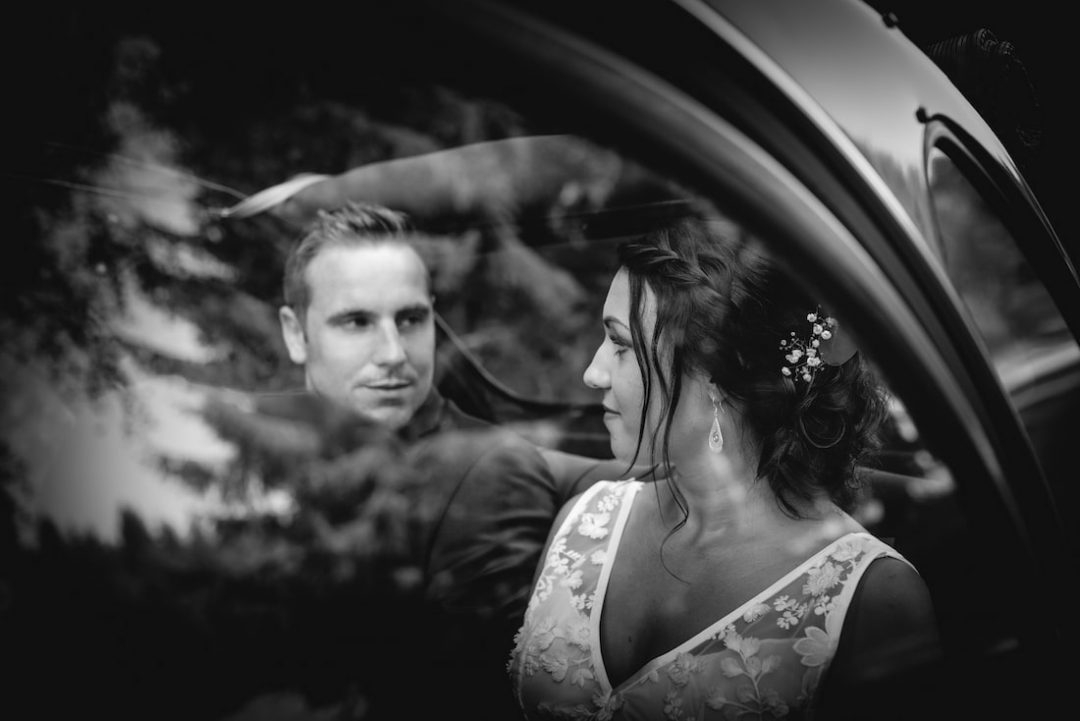 Hochzeit Fotoshooting Auto Wald