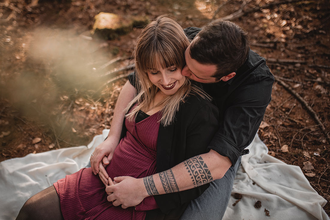 Babybauchfoto Wald Decke