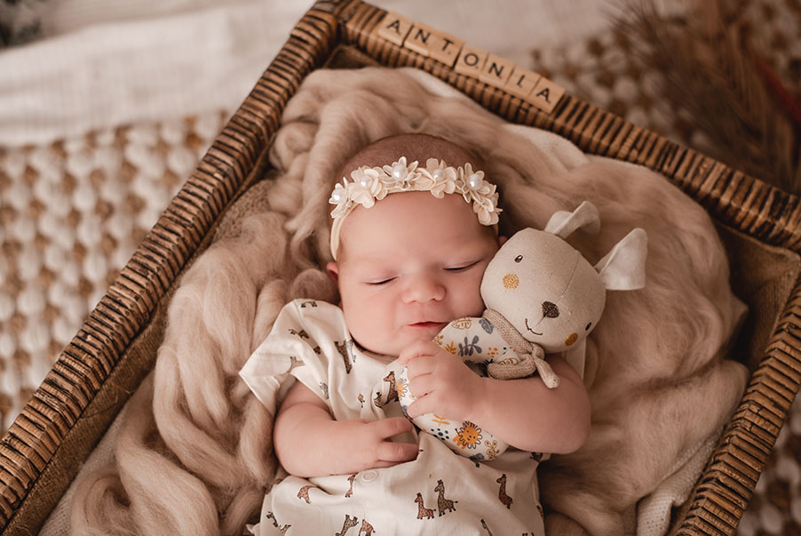 Neugeborenenfoto mit Kuscheltier
