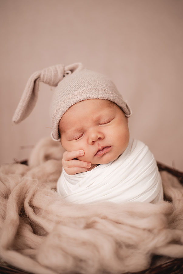 süßes Babyfoto mit Mütze