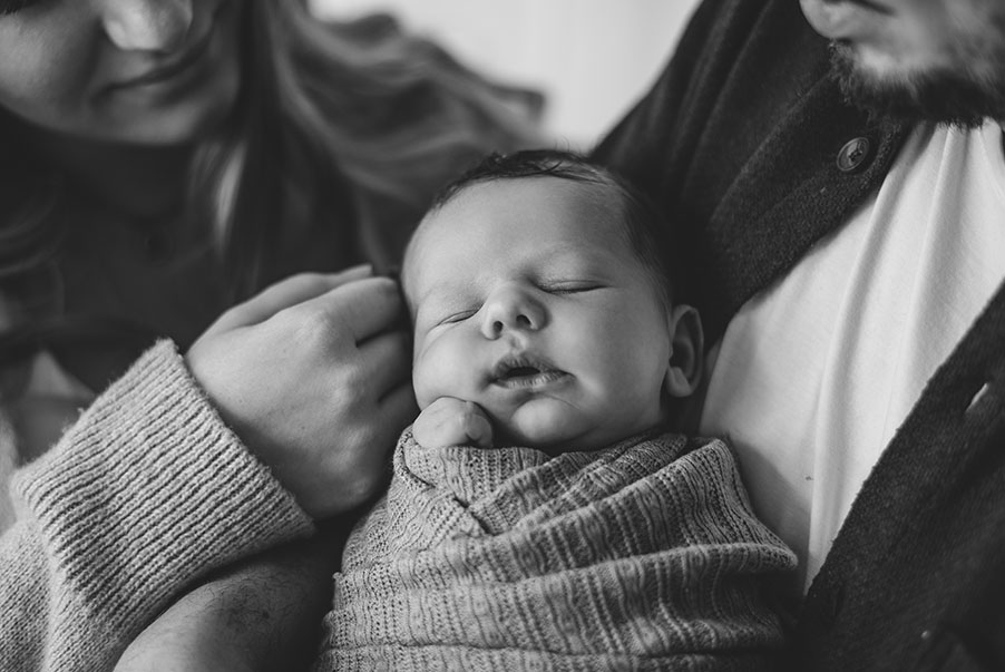 Babyfoto schlafend schwarzweiß