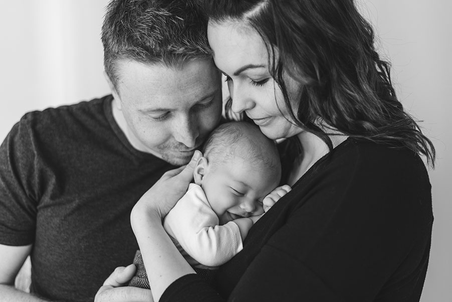 Familienfoto schwarzweiß mit Baby