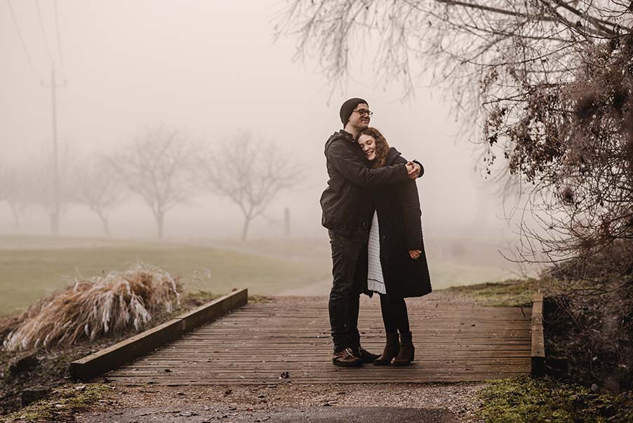 Romantisches Paarfoto Nebel