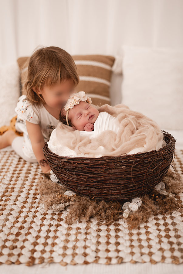 Schwester mit Baby